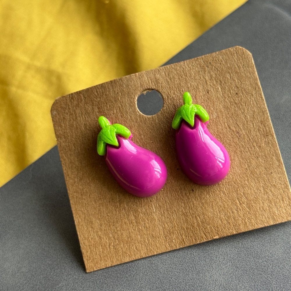 🍆 Eggplant Shaped stud Earrings
